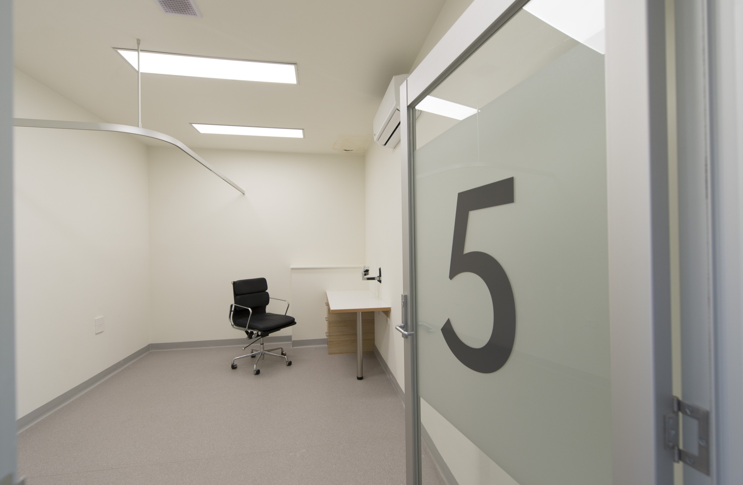 3 medical suites for lease, brand new fit out in busy location